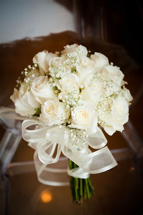  Incorporating Pure and Beautiful White Roses into Your Wedding 