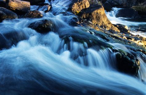 A Journey to Discover the Tranquil Magnificence of Flowing Rivers