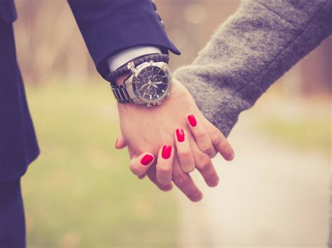 Analyzing the Relationship between Romantic Partnerships and Dreams of Intertwined Fingers