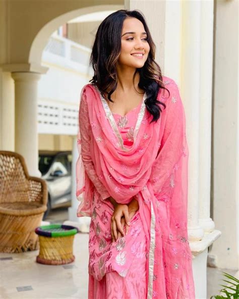 Ashi Singh's Height: How tall is she?