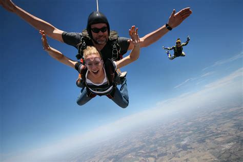 Beyond Adrenaline: The Mental and Emotional Benefits of Parachuting