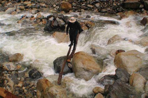 Breaking the Barriers: Understanding the Representation of Crossing Rivers in Dreams