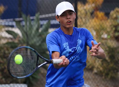 Breakthrough in the Junior Circuit and Entry into Professional Tennis