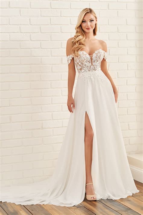 Choosing an Enchanting Wedding Dress