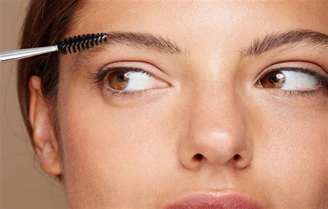 Choosing the Appropriate Tools for Maintaining Well-Groomed Eyebrows