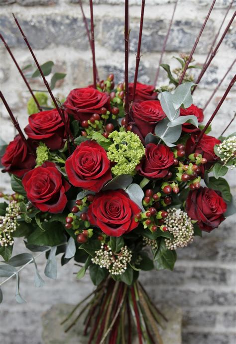 Choosing the Perfect Deep Crimson Roses for Your Arrangement