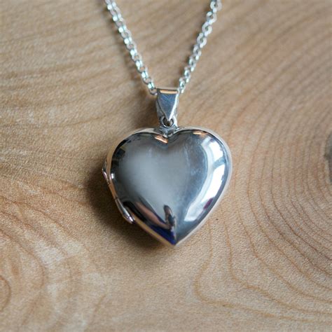 Choosing the Perfect Silver Heart Pendant to Match Your Personal Fashion Sense