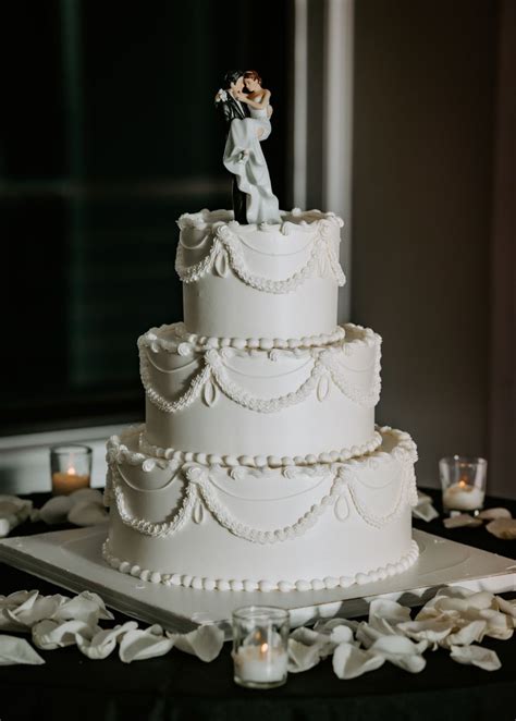 Classic Wedding Cake Designs: Timeless Elegance