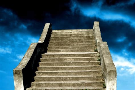 Common Aspects in Dreams with Stairway Disintegration