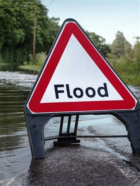 Common Themes in Dreams About Flooding on Roads and Their Interpretations