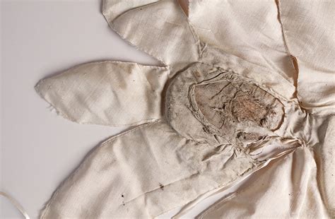 Decoding the Significance of Creased Garments in Dreamscapes