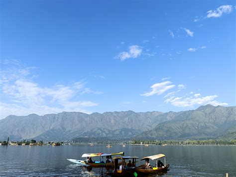 Discovering the Enchanting Houseboats of Kashmir