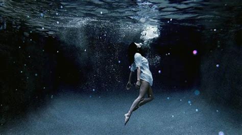 Dive into the Depths: Exploring the Symbolism of Dreams About Water Crashing