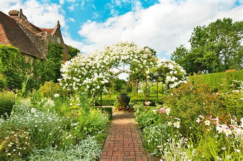 Drawing Inspiration from Renowned White Gardens