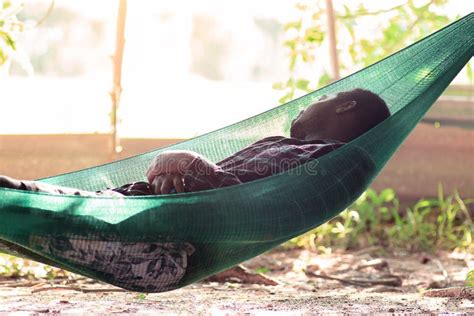 Escaping the Urban Environment: Exploring the Psychological Impact of Sleeping on Green Ground