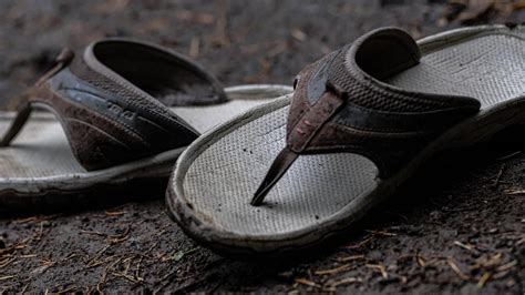 Exploring the Cultural Significance of Misplacing Thong Sandals in Dreams