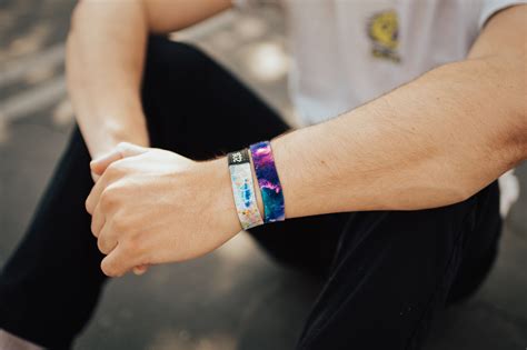 Exploring the Psychological Significance of Dreaming about Receiving a Wristband