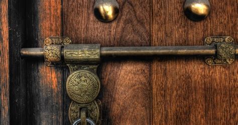 Exploring the Significance of Locked Doors in Dreams: Unraveling the Link to Unresolved Issues