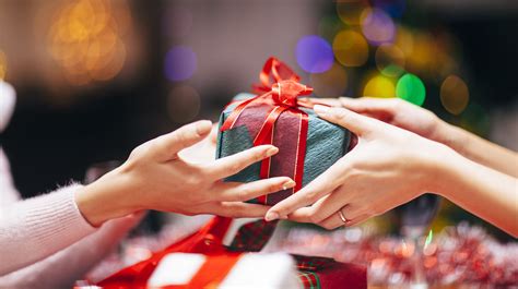 Exploring the Social Impact of Imagining Exchanging Presents