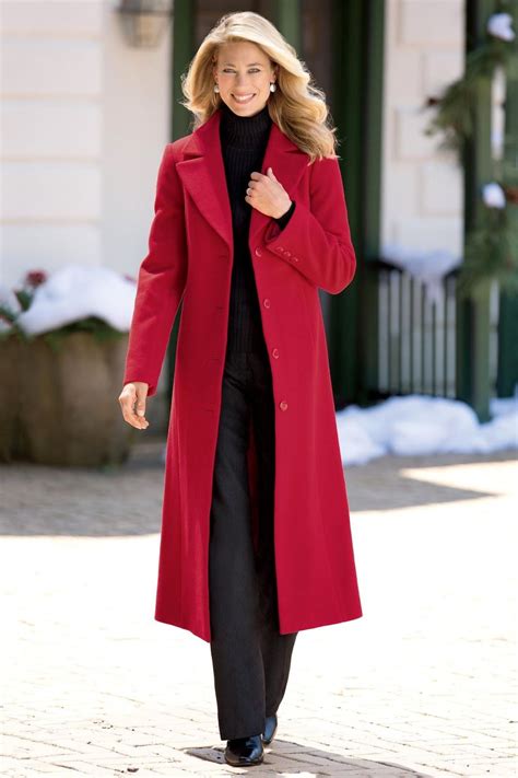 Glamorous and Sophisticated: Elegant Evening Wear with Stunning Long Coats