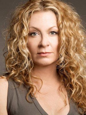 Height and Confidence: Sarah Colonna Navigates the Entertainment Industry