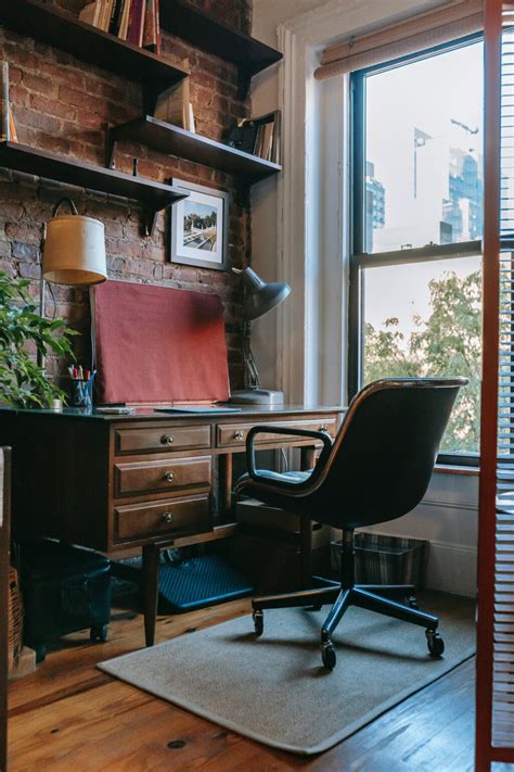 Incorporating Timeless Appeal: Tips for Blending Vintage Desks with Modern Interiors