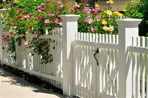 Inspiring White Fence Designs for Various Architectural Styles