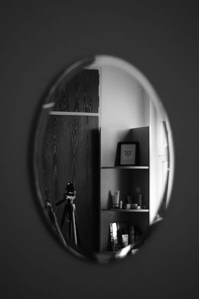 Interpreting Mirror Dreams: A Guide to Personal Reflection