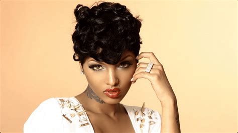 Lola Monroe Height and Figure