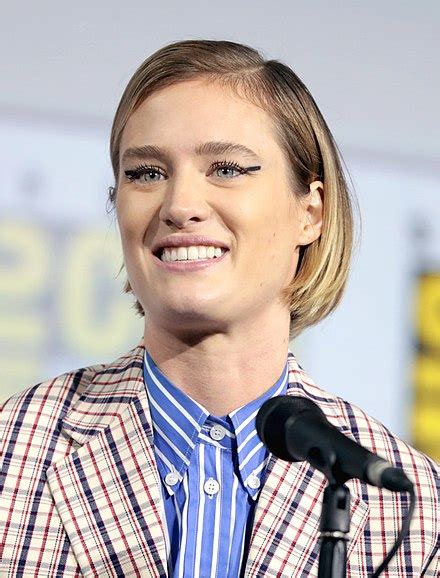 Mackenzie Davis: Standing Tall with Her Impressive Height and Figure