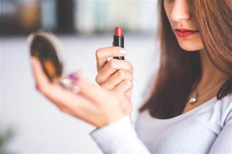 Makeup and Grooming Hacks: Enhancing Your Natural Beauty Effortlessly