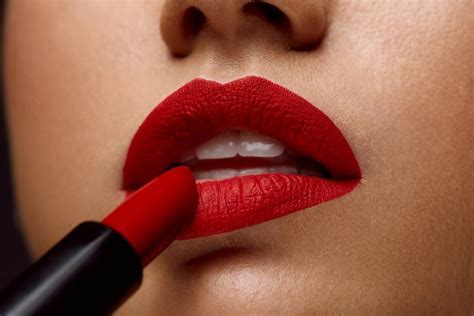 Mastering the Art of Lipstick: Secrets to Achieving a Vibrant and Long-lasting Color