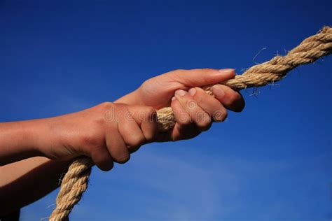 Pulling Rope in Dreams: A Reflection of Personal Strength and Determination