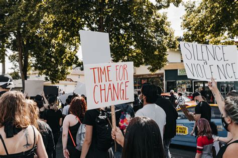 Red Cap in Political and Social Movements: Exploring its Iconic Usage