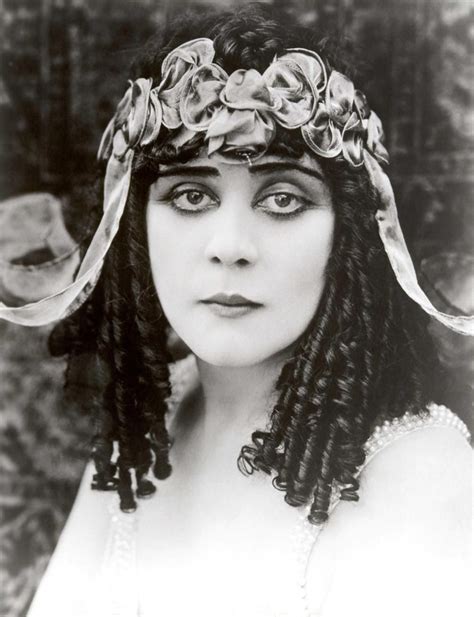 Revealing the Fortune and Enduring Legacy of Theda Bara: A Trailblazing Actress Ahead of Her Time