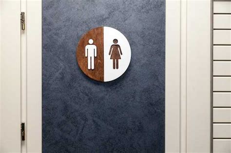 Revelations Behind Public Restrooms in Dreams: Interpreting the Symbolic Significance