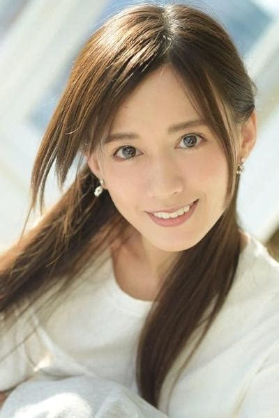 Rising Star: Hina Airi's Journey in the Entertainment Industry