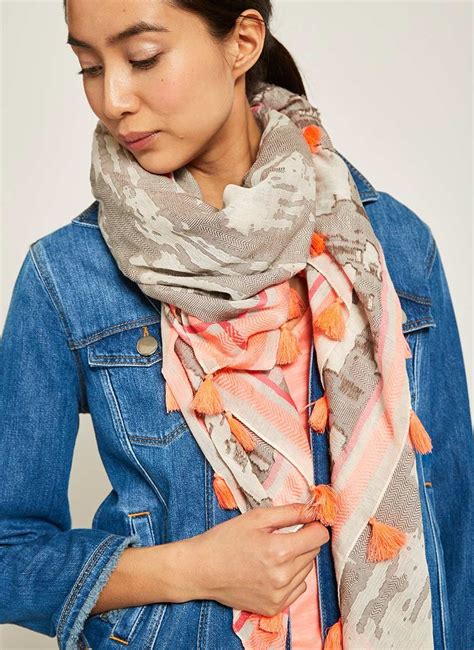 Seasonal Scarf Styling: Embrace Fashion Trends All Year Round