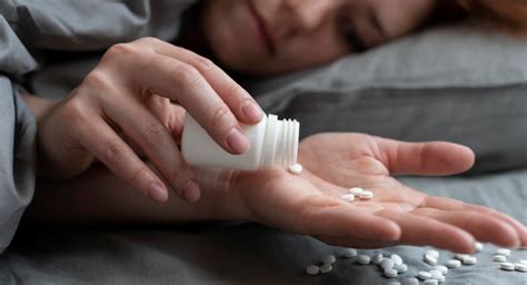 Sleeping Pills vs Natural Sleep Aids: Which Option Offers Superior Benefits?