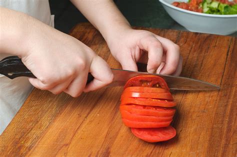 Slicing Techniques for Flawless Tomato Presentation