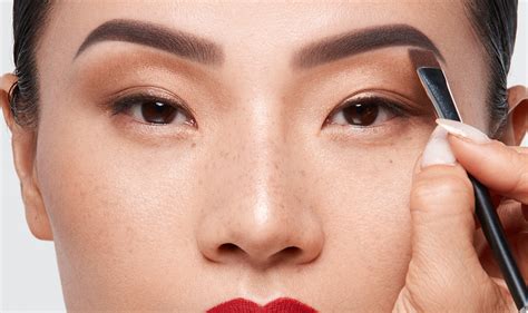 The Art of Sculpting Your Eyebrows to Enhance their Fullness