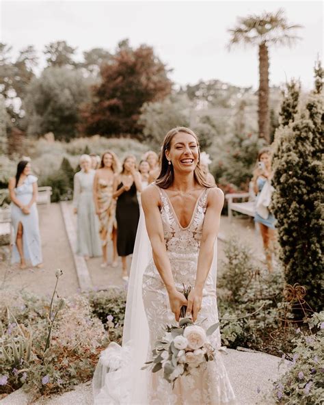 The Bouquet Toss: An Exciting Moment That Creates Lasting Memories