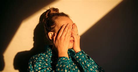 The Connection Between Dreaming of Sore Eyes and Emotional Distress