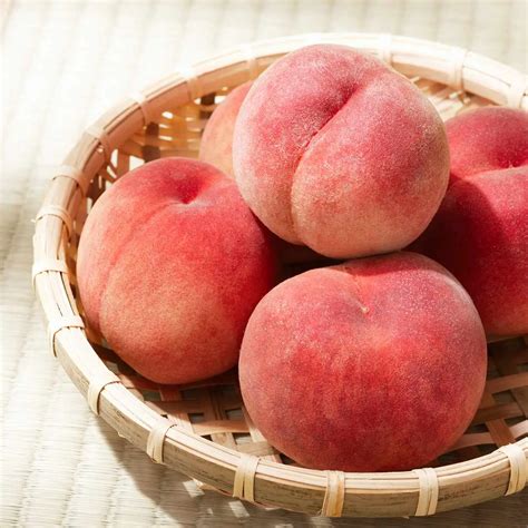 The Cultural and Historical Significance of Peaches in Dream Interpretation