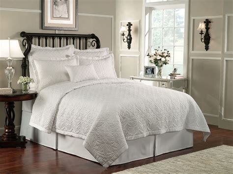 The Epitome of Luxury: Moist Pale Linens for an Exquisite Sensation