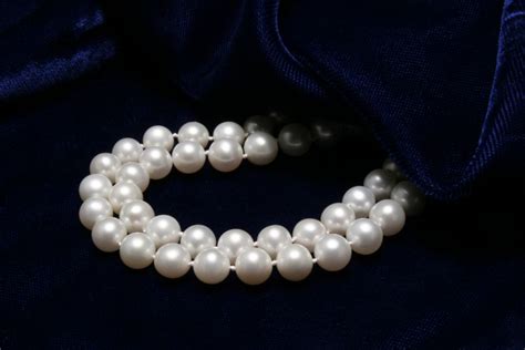 The Extravagance of Pearls: Exploring the Dream's Connection to Wealth and Luxury