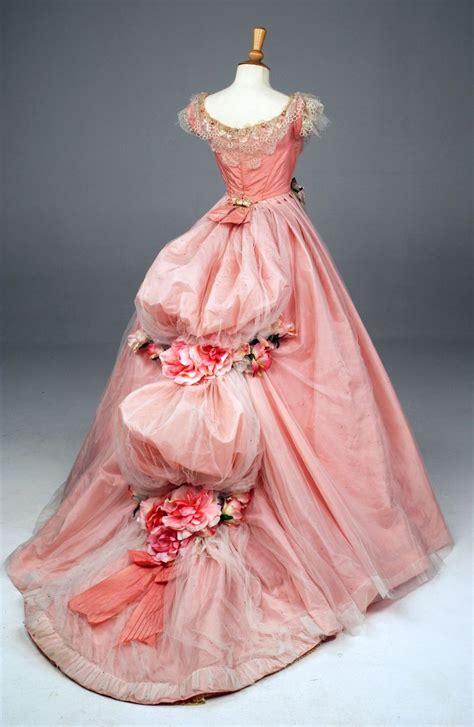 The Fascination of Vintage Gowns: Revealing the Charm of a Forgotten Period