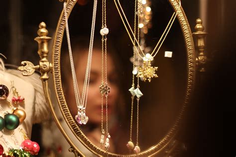 The Perfect Accessory: How to Choose the Right Gold Ornament for Your Style