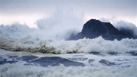 The Power of Water: Exploring the Significance Behind Dreams of the Inflowing Tide