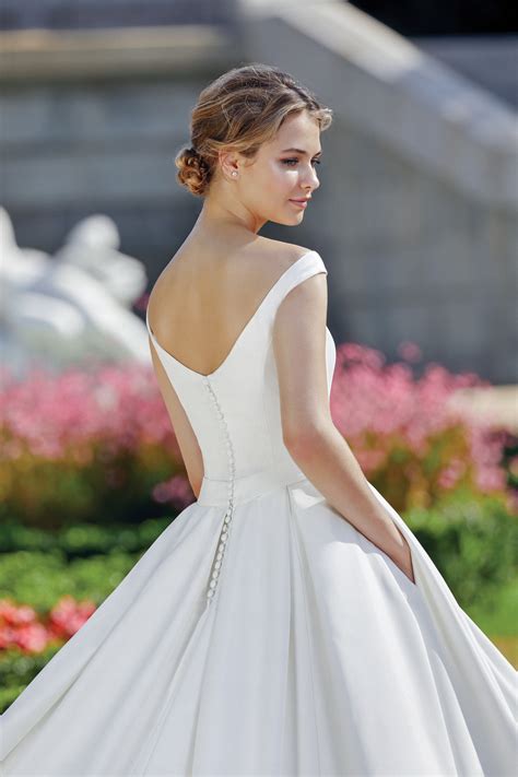 The Secrets of an Exquisite Wedding Gown